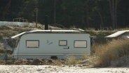 Ein Wohnwagen auf einem Campingplatz. © Screenshot 