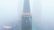 Die Türme der Marienkirche sind in Nebel eingehüllt. © Screenshot 