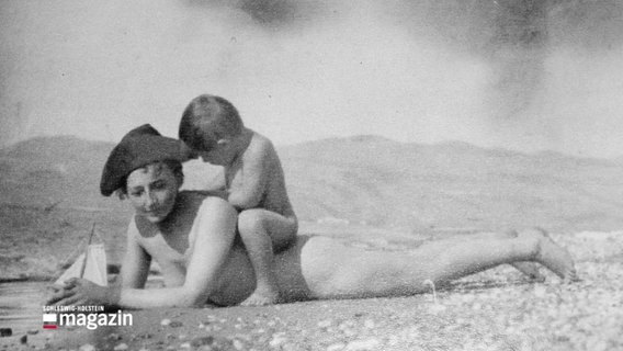 Eine Fotografie von Fanny Gräfin zu Reventlow, die nackt am Strand liegt. © Screenshot 