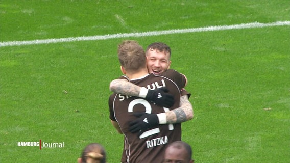 Zwei Fußballspieler von St. Pauli umarmen sich. © Screenshot 