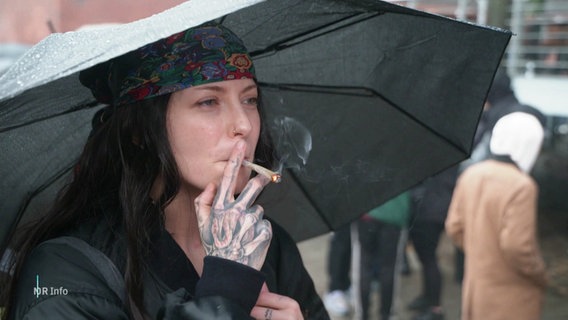 Eine Frau zieht an einem Joint. © Screenshot 