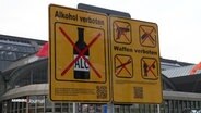 Ein gelbes Verbotsschild am Hamburger Hauptbahnhof. Verboten sind Alkohol und Waffen. © Screenshot 
