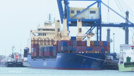 Ein Containerschiff liegt im Rostockerhafen. © Screenshot 