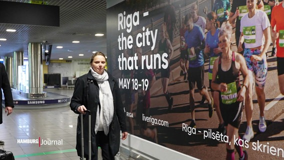 Melanie Leonhard, Senatorin für Wirtschaft und Innovation (SPD), am Flughafen in Riga. © Screenshot 