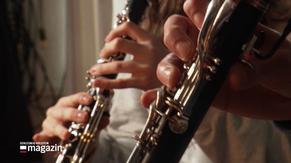 Die Hände von zwei Personen, die jeweils Klarinette spielen. © Screenshot 
