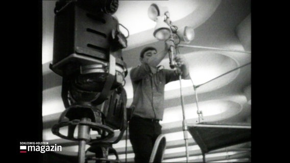 Schwarzweiß-Aufnahme: Ein Techniker trifft Vorbereitungen für die erste direkte NWDR-Sendung vor 75 Jahren. © Screenshot 