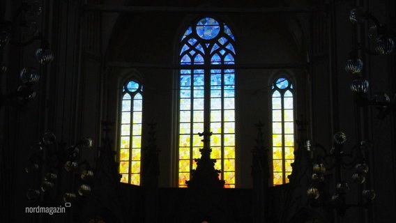 Licht fällt durch die neuen Fenster des Greifswalder Dom. © Screenshot 