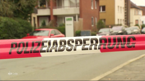 Rot-weißes Polizeiabsperrband. © Screenshot 