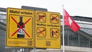 Gelbes Verbotsschild am Hamburger Hauptbahnhof: Verboten sind Alkohol und Waffen. © Screenshot 