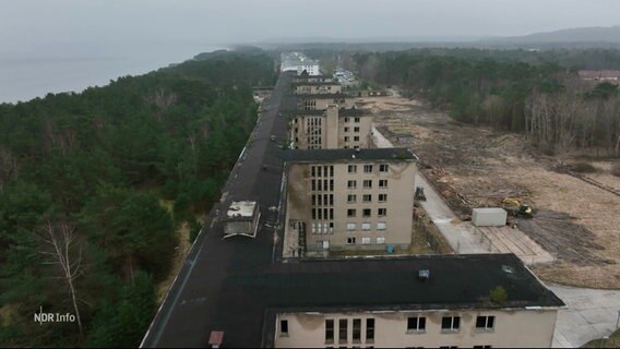 Der große Gebäudezug des Prora-Zentrums auf Rügen aus der Vogelperspektive. © Screenshot 