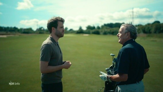 Journalist Lucas Stratman interviewt Altkanzler Gerhard Schröder (SPD) auf dem Golfplatz. © Screenshot 