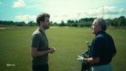 Journalist Lucas Stratman interviewt Altkanzler Gerhard Schröder (SPD) auf dem Golfplatz. © Screenshot 