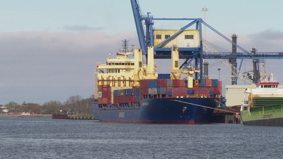 Das russische Containerschiff "Atlantic Navigator II" liegt im Rostocker Überseehafen. © Screenshot 