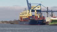 Das russische Containerschiff "Atlantic Navigator II" liegt im Rostocker Überseehafen. © Screenshot 
