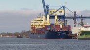 Das russische Containerschiff "Atlantic Navigator II" liegt im Rostocker Überseehafen. © Screenshot 