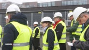 Wirtschaftssenatorin Melanie Leonhard auf einer Baustelle. © Screenshot 