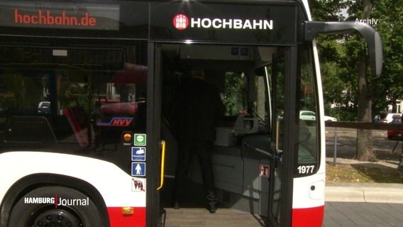 Ein HVV-Bus mit offener Vordertür. © Screenshot 