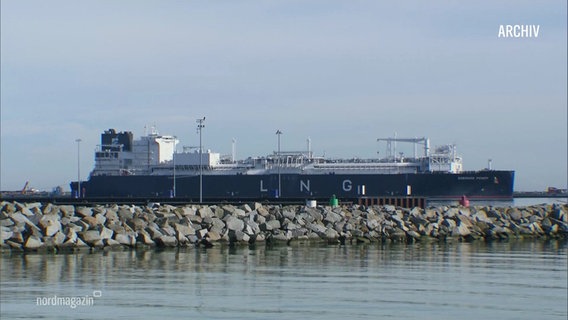 LNG-Spezialschiff "Energos Power" im Hafen von Mukran. © Screenshot 