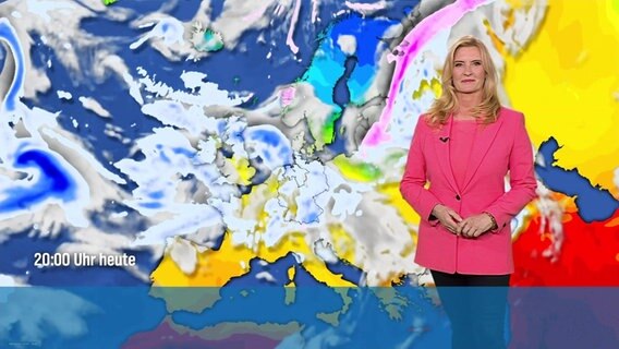 Moderatorin Claudia Kleinert vor einer Wetterkarte. © Screenshot 