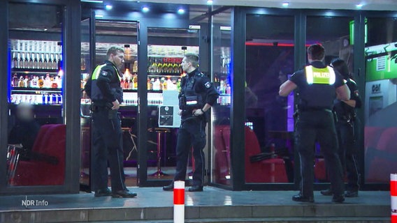 Polizeieinsatz vor einer Bar. © Screenshot 