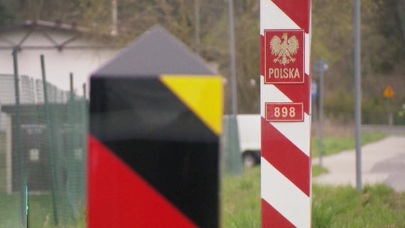 Ein deutscher und ein polnischer Grenzpfosten. © Screenshot 