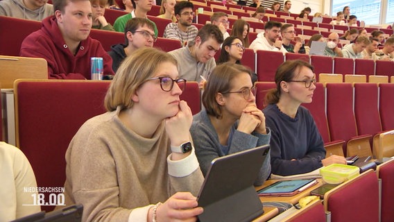 Studierende sitzen in einem Hörsaal. © Screenshot 
