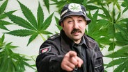 Ein Cannabis Polizist (extra 3 vom 04.04.2024 im Ersten) © NDR 