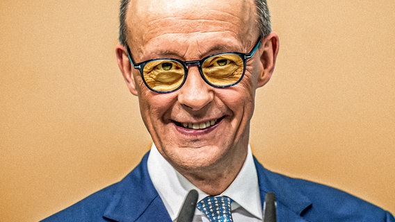 Ein grinsender Friedrich Merz (CDU). (extra 3 vom 04.04.2024 im Ersten) © NDR 