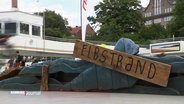 Ein "Elbstrand" Schild markiert den Kinderbereich auf der Rollschuhbahn. © Screenshot 