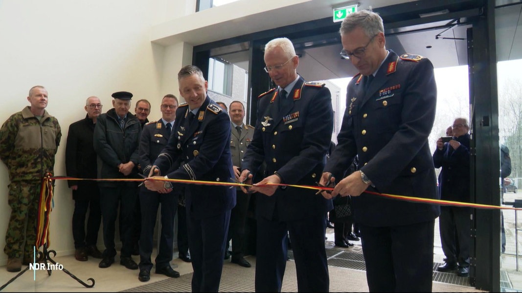 Luftwaffenstützpunkt weiht neues Ausbildungszentrum mit Durschneiden eines Eröffnungsbands ein.