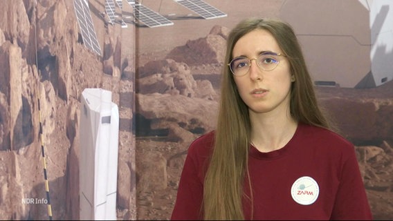 Studierende Katrin Schrim im Gespräch zu ihren Weltraumforschungen. © Screenshot 