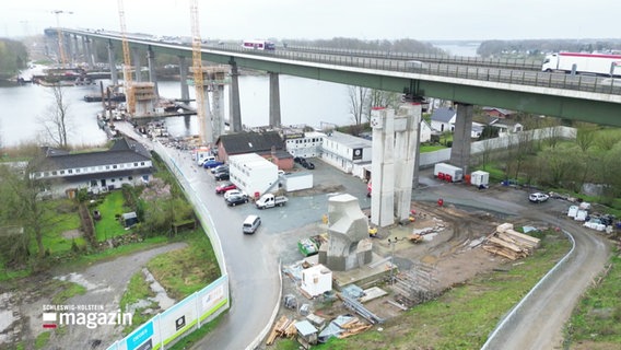 Die alte Rader Hochbrücke und die Baustelle der neuen Brücke daneben. © Screenshot 