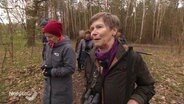 Ornithologin Dr. Angela Martin führt ihre Workshop-Teilnehmer durch den Wald. © Screenshot 