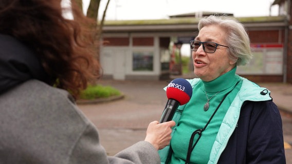 Ein Frau spricht in ein NDR-Mikrofon. © Screenshot 