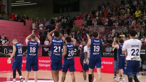 Die Mannschaft in den blauen Trikots applaudiert nach dem Spiel ihren Fans. © Screenshot 