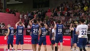 Die Mannschaft in den blauen Trikots applaudiert nach dem Spiel ihren Fans. © Screenshot 