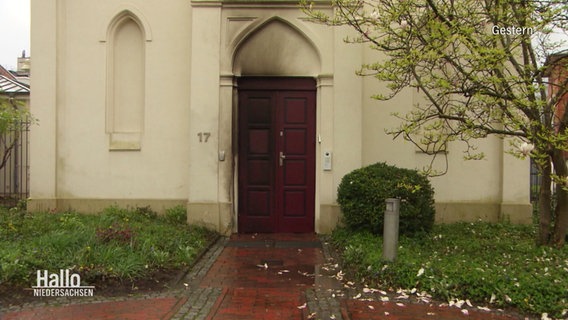 An der Tür der Synagoge sind Russ-Spuren des Anschlags zu erkennen. © Screenshot 