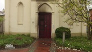 An der Tür der Synagoge sind Russ-Spuren des Anschlags zu erkennen. © Screenshot 