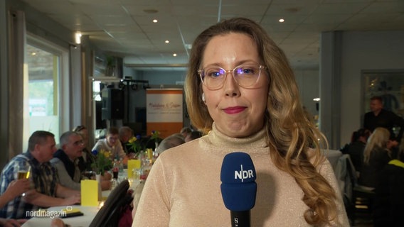 NDR-Reporterin Juliane Schultz berichtet live aus Laage. © Screenshot 