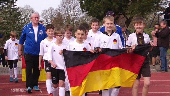 Die jungen Spieler des "Team-Deutschland" laufen zum Auftakt der Kids-WM ins Stadion ein. © Screenshot 