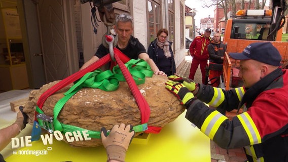 Ein großer Gesteinsbrocken wird von der freiwilligen Feuerwehr in ein Museum gebracht. © Screenshot 