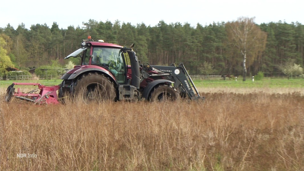 Ein Traktor fährt durch ein Feld