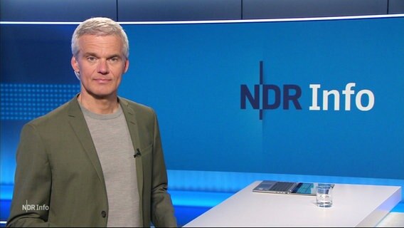 Thorsten Schröder moderiert NDR Info. © Screenshot 