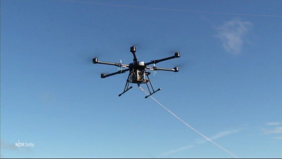 Eine Drohne im Flug © Screenshot 