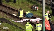 Aktivisten und Polizeibeamte auf einem Bahngleis © Screenshot 