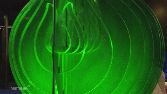 Kunstwerk aus grünem Glas. © Screenshot 
