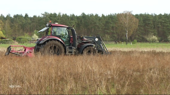 Ein Traktor fährt durch ein Feld. © Screenshot 