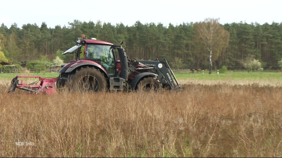 Ein Traktor fährt durch ein Feld.