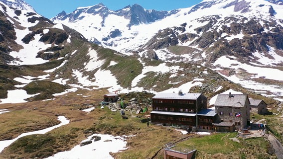 Die Rostocker Hütte liegt hoch in den österreichischen Alpen. © Screenshot 