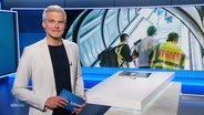 Torsten Schröder moderiert NDR Info. © Screenshot 